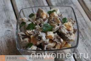 Liha ja marineeritud seente salat