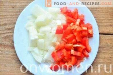 Grönsaker stewed i tomat i ugnen