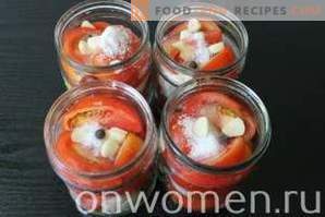 Tomatid, millele on lisatud viilud sibula ja võiga talveks