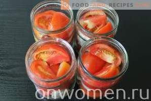 Tomatid, millele on lisatud viilud sibula ja võiga talveks