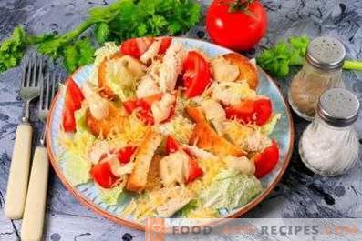 Caesari salat kana, hiina kapsas, kreekerite ja tomatitega