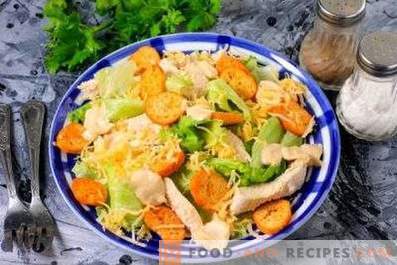 Salatid kana ja krekkidega