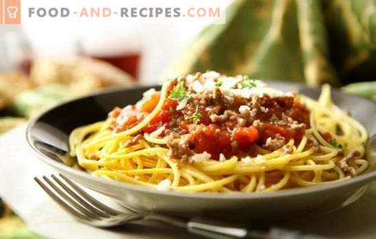Spagetid aeglases pliidis - maitsev ja kiire. Spagettide variandid hakkliha, juustu, seente, munade, tomatite ja aeglase pliidiga
